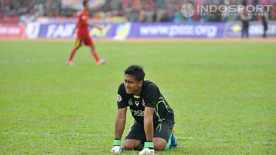 Pemain Persibat Batang, Moch. Sendri Johansyah, terduduk dilapangan seakan tidak percaya timnya dikalahkan oleh Cilegon United 3-0 lewat adu penalti. Pertandingan dilaksanakan di lapangan sepakbola Krakatau Steel, Cilegon, Banten, Minggu (28/09/14). 